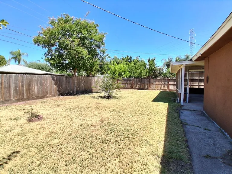 1419 N Winery Ave — Photo 8