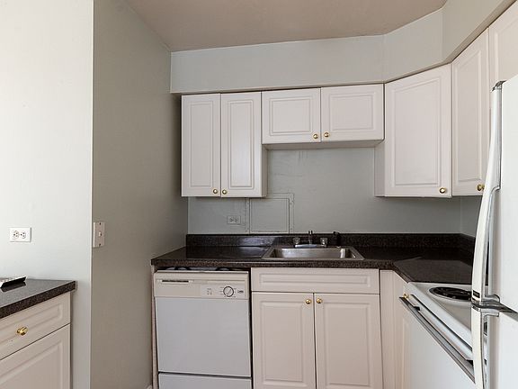 3rd image of 1446 N Dearborn St APT 5f