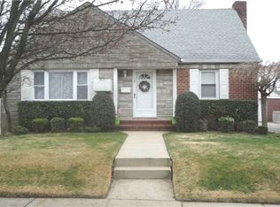 134 Laurel Dr, New Hyde Park, NY 11040