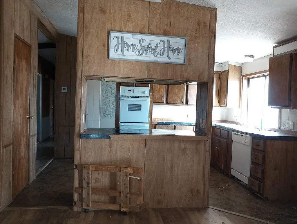 4 bed, 2800 sqft, $1,275 — Photo 1