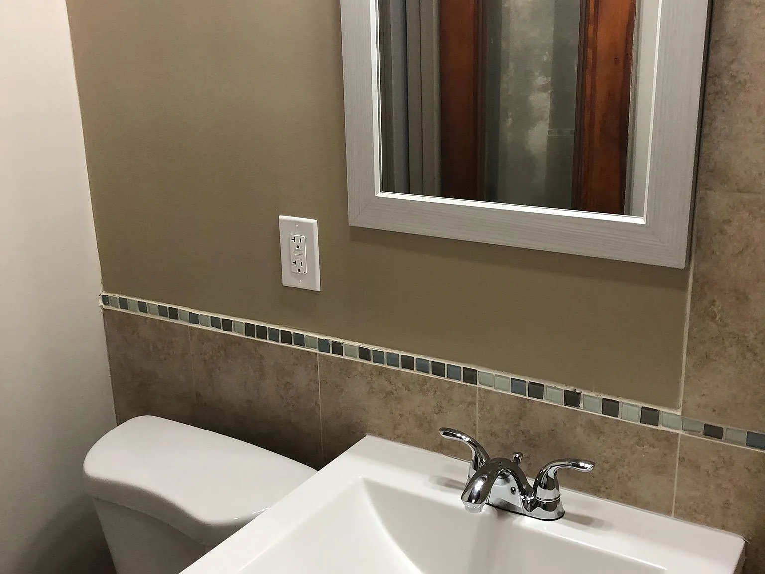 547 Burr St — Photo 1