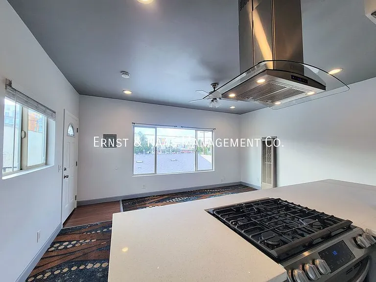 934 E Broadway — Photo 7