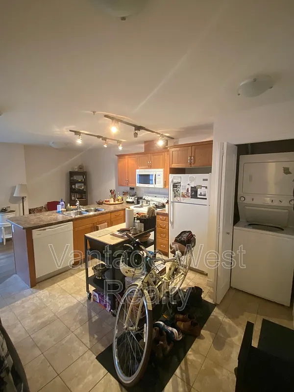 Building Photo - 598 Sutherland Ave #203