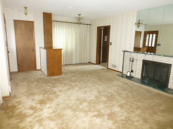 5th image of 413 W River Dr