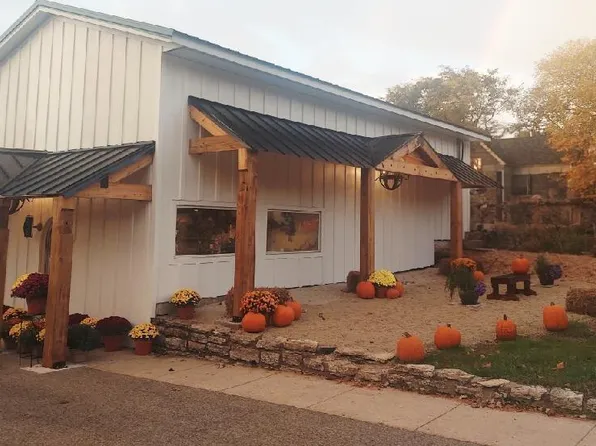 701 Mound St, Decorah, IA 52101
