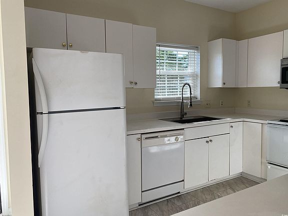 3rd image of 3943 Gladiola Ct. #203