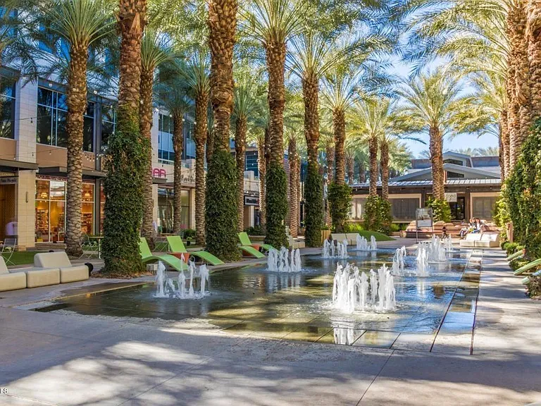 Minutes away from Scottsdale Quarter! More shopping, dining, entertainment! Children's splash pad!!