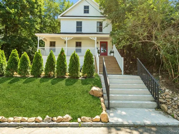 17 Tatterson Street, Roslyn, NY 11576