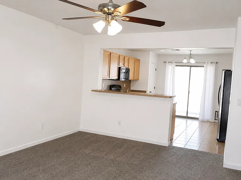 1096 W Desert Valley Dr — Photo 3