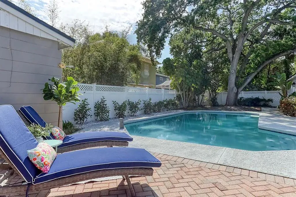 3 bed, 2.0 bath, 2082 sqft, $7,500 — Photo 3