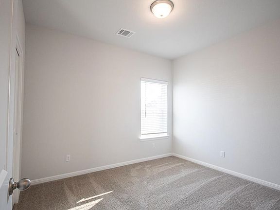 5th image of 129 Winding Hollow Ln
