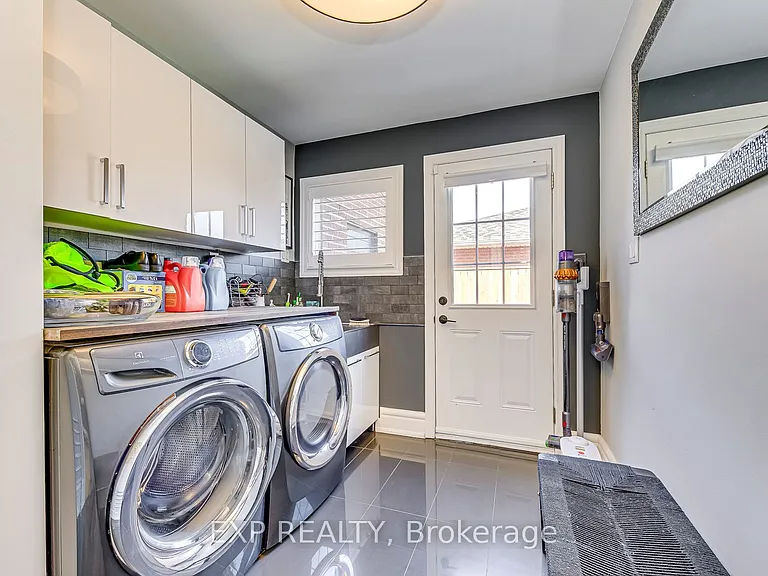 322 Mary St — Photo 22
