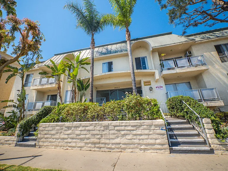 20317 Saticoy St — Photo 38