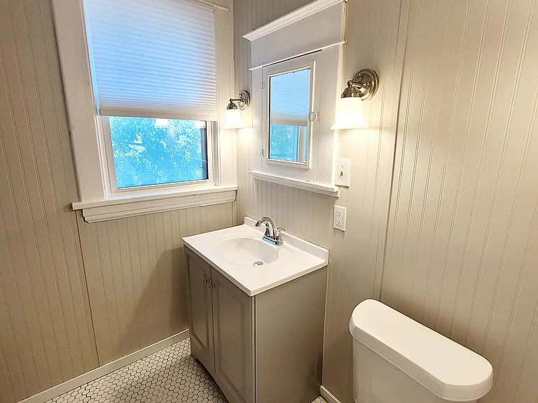 Upstairs full bathroom with tub
