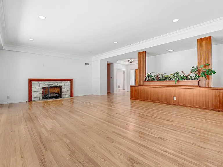 555 Amalfi Dr — Photo 11