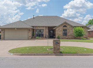 9932 Sudbury Rd, Yukon, OK 73099