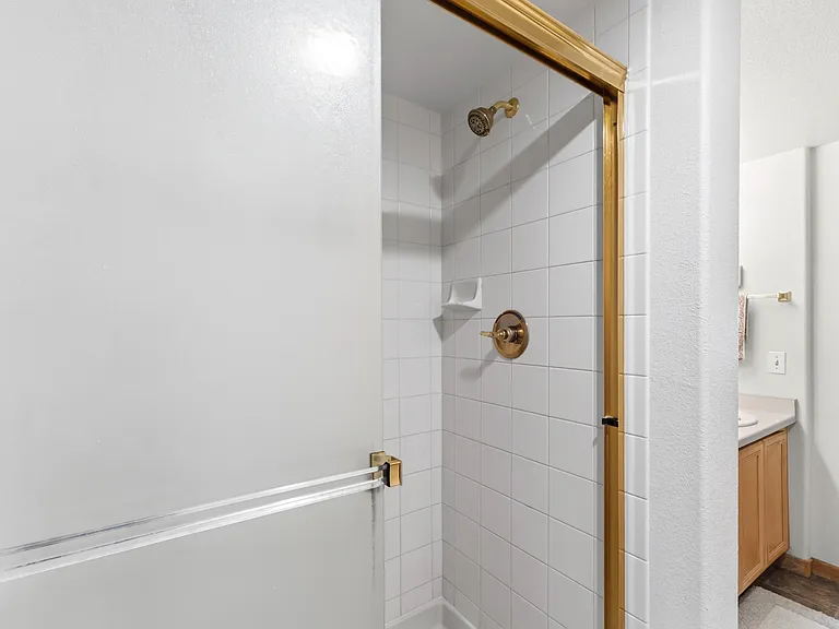980 Lakepoint Dr — Photo 11
