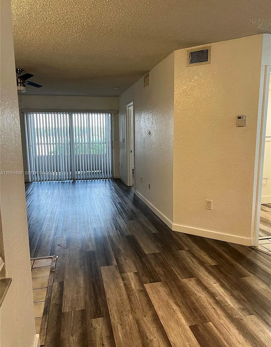 Lakeview Club Condo — Photo 2