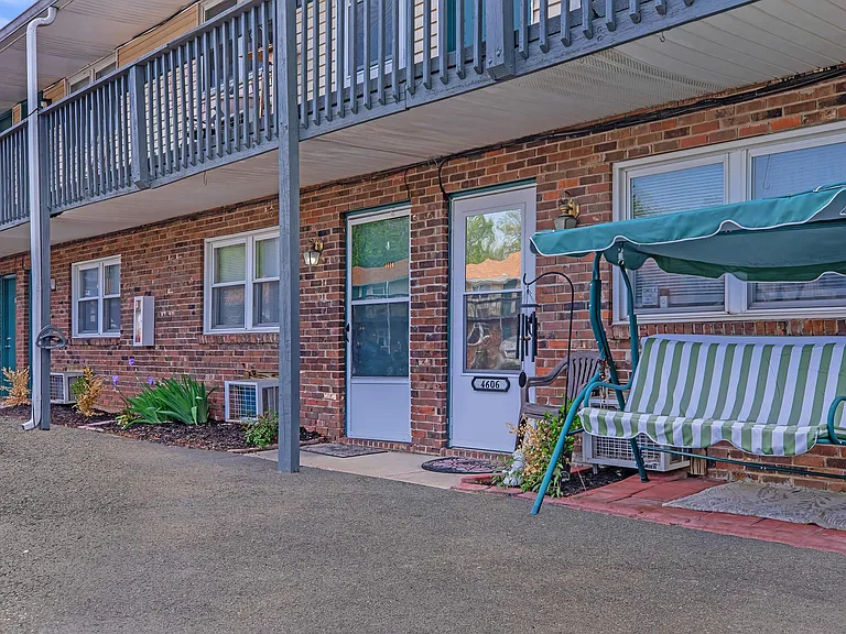 Spring Valley Flats — Photo 1