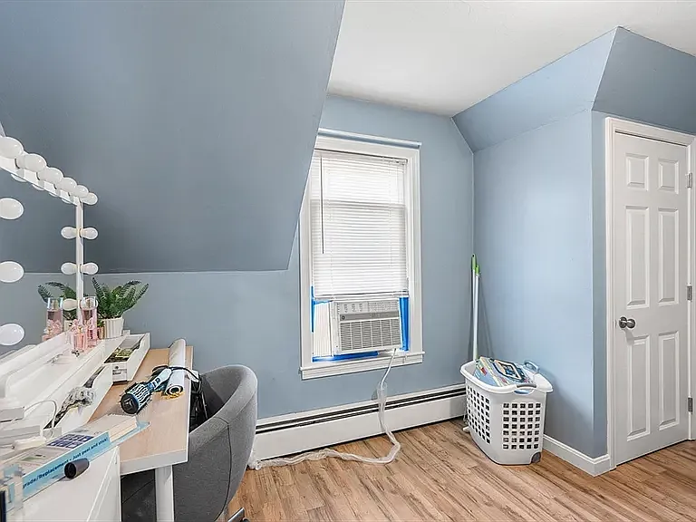 10 Lawrence St — Photo 16