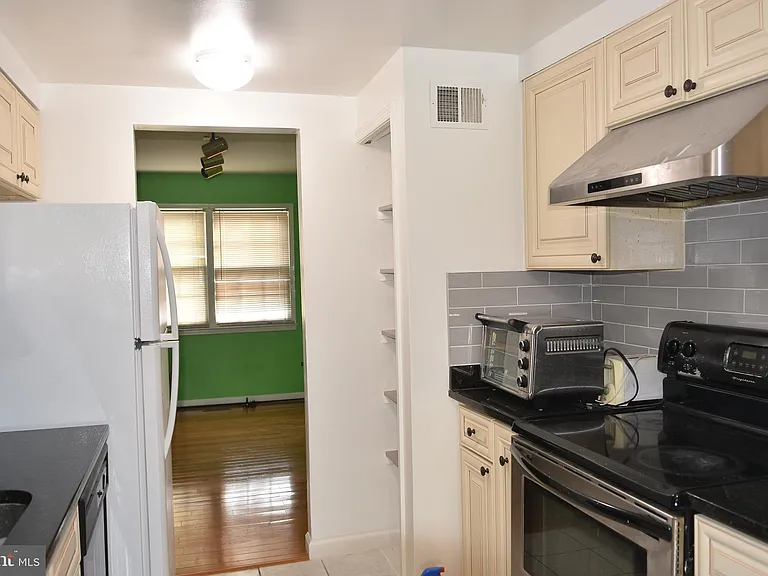4557 King Edward Ct — Photo 12