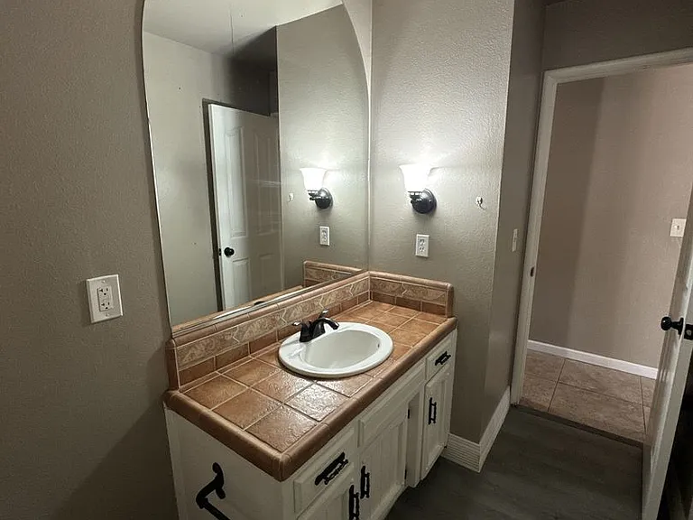 2601 S Kloth Dr — Photo 10