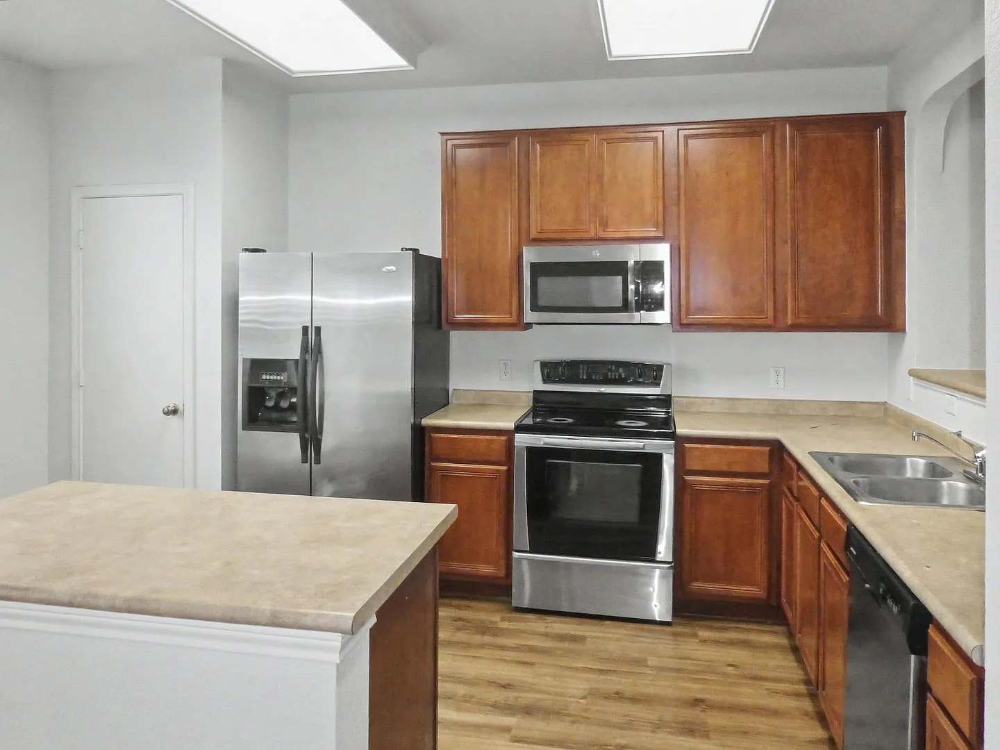 Charming 3 Bedroom Home in Round Rock — Photo 3