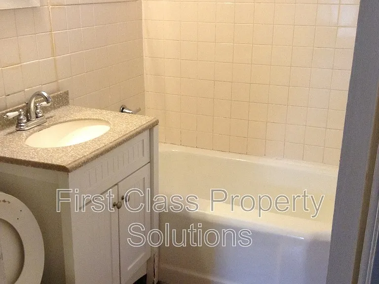 121 NW 29th St #3/4 — Photo 4
