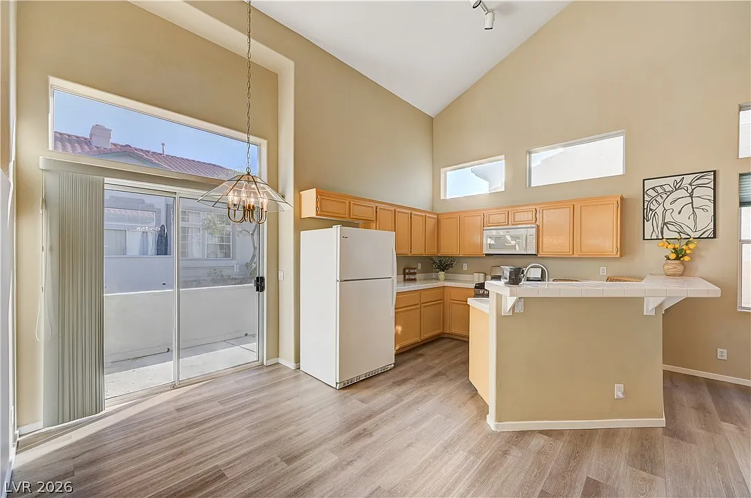 3 bed, 3.0 bath, 1476 sqft, $2,100 — Photo 3