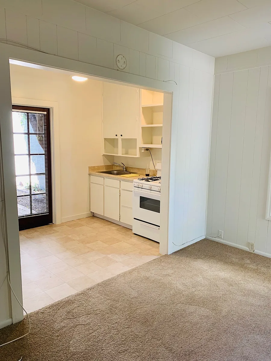 Building Photo - 805 De La Vina St
