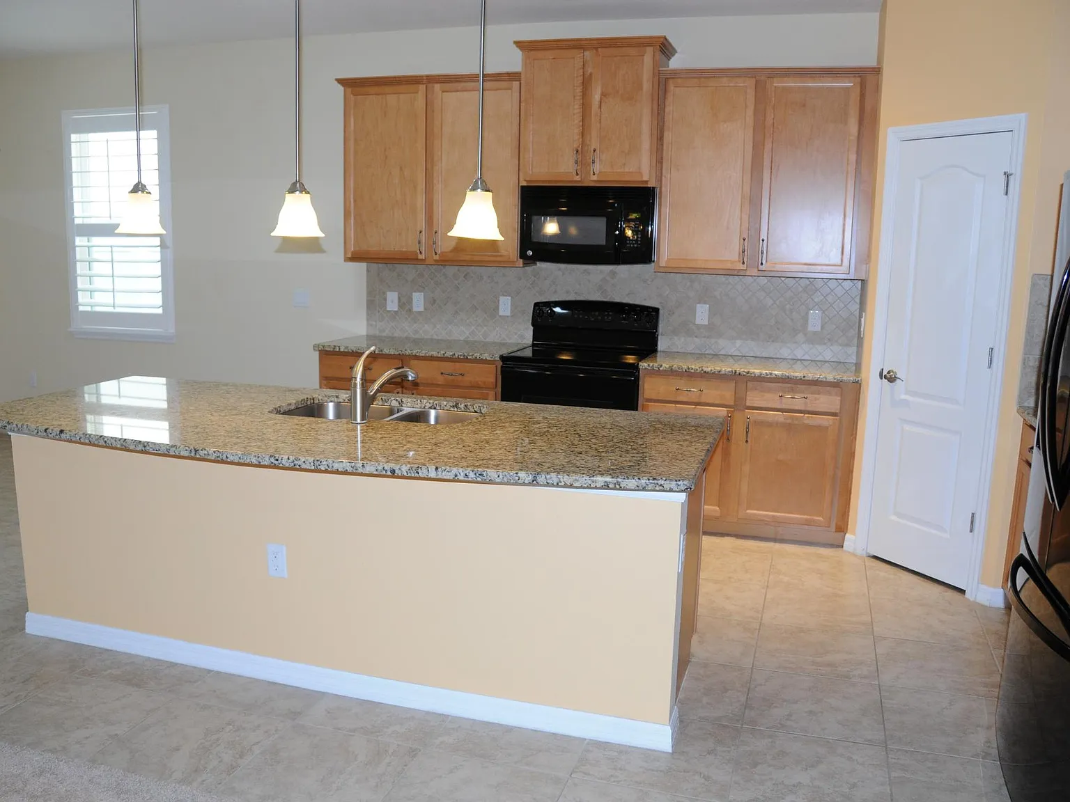 4 bed, 2054 sqft, $3,195 — Photo 2
