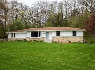 W277N1015 Woodside Dr, Waukesha, WI 53188