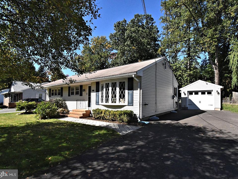 1st image of 204 W Ferry Rd
