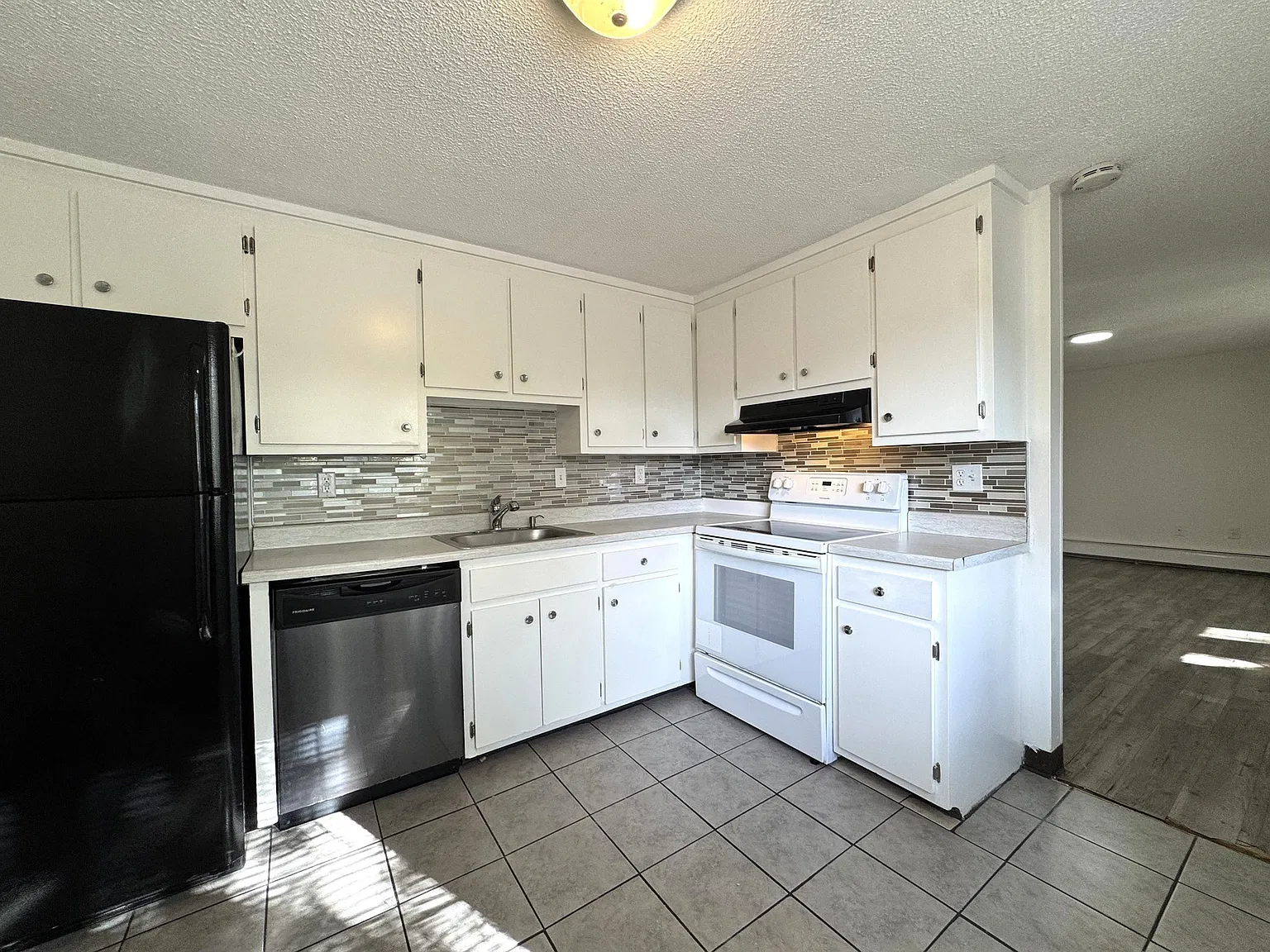 2 bed, 1.0 bath, 865 sqft, $2,300 — Photo 1