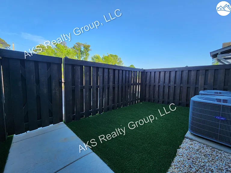 1202 Windsor Sq — Photo 13