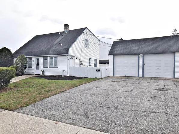 87 Parkside Dr N, Levittown, NY 11756