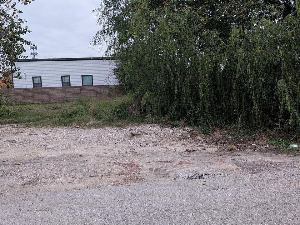 2nd image of 3122 Roland St