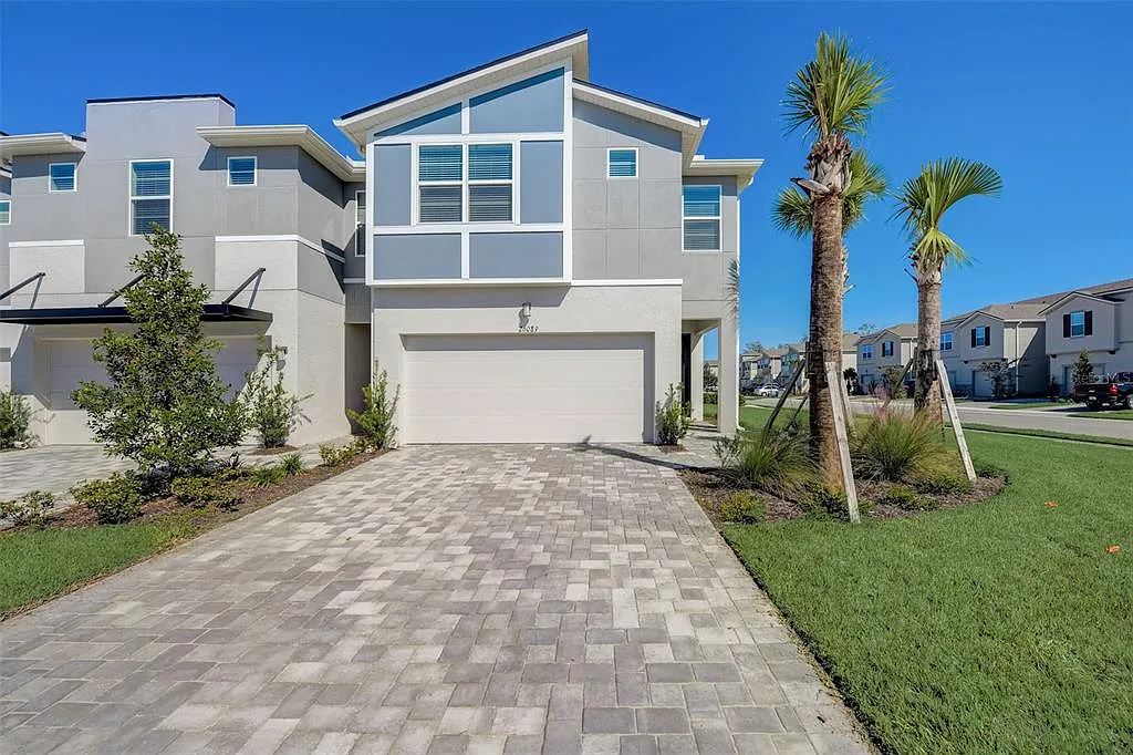 4 bed, 3.0 bath, 2586 sqft, $2,975 — Photo 1