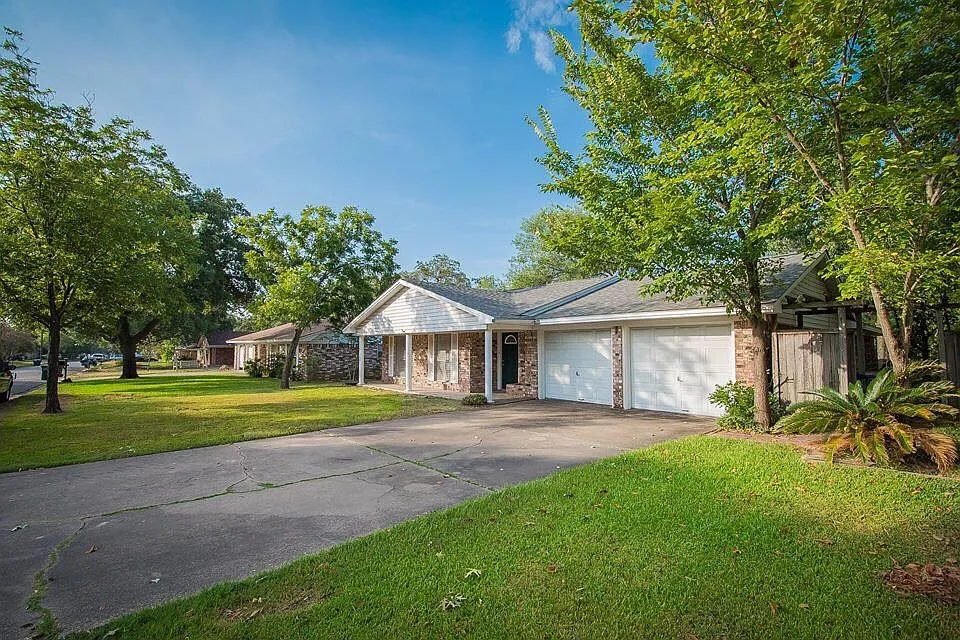 904 Holik Drive — Photo 2