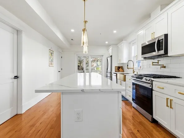 567 Park St APT 2, Boston, MA 02124