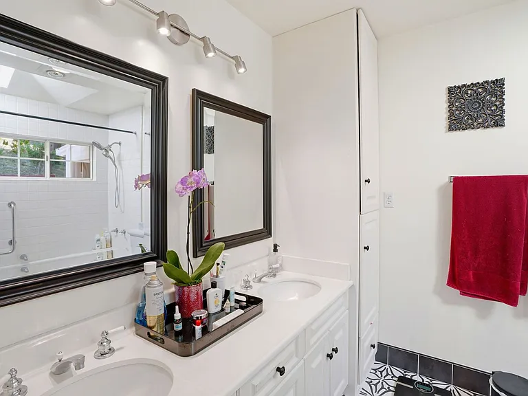 241 Soledad Dr — Photo 35