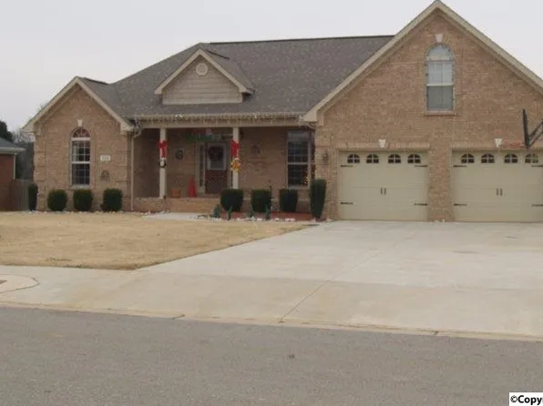 110 Grassy Bank Dr, New Market, AL 35761