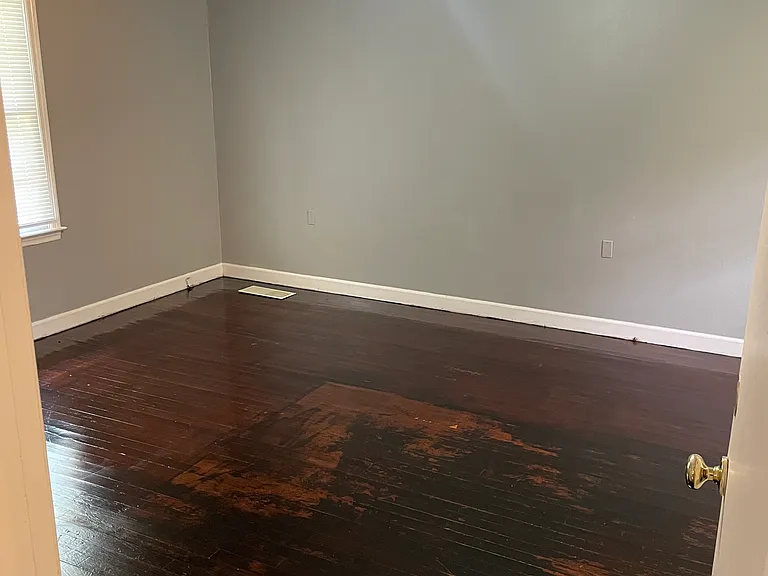 1712 Meadowview Dr — Photo 3