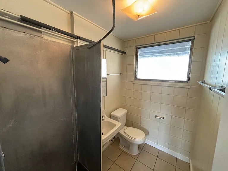 2550 E Date St — Photo 7