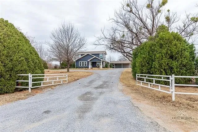 679 Peterson Rd N — Photo 2