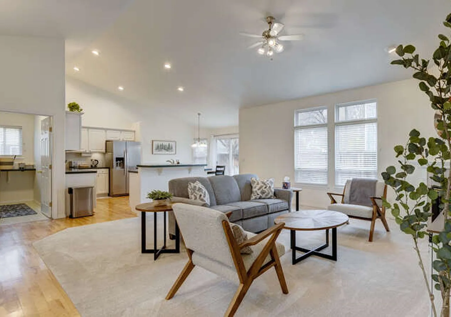 Fully Furnished Single-Level Home — Photo 4