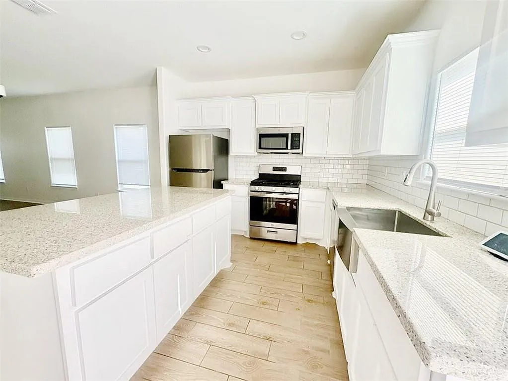 3 bed, 2.0 bath, 1816 sqft, $1,950 — Photo 3