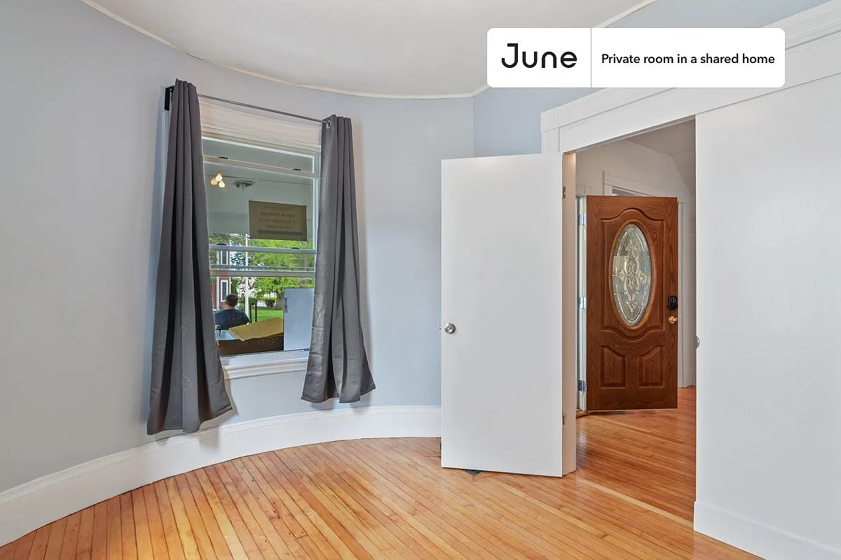 Queen bedroom in 6 bed/1.5 bath home in Brighton #587 C — Photo 2