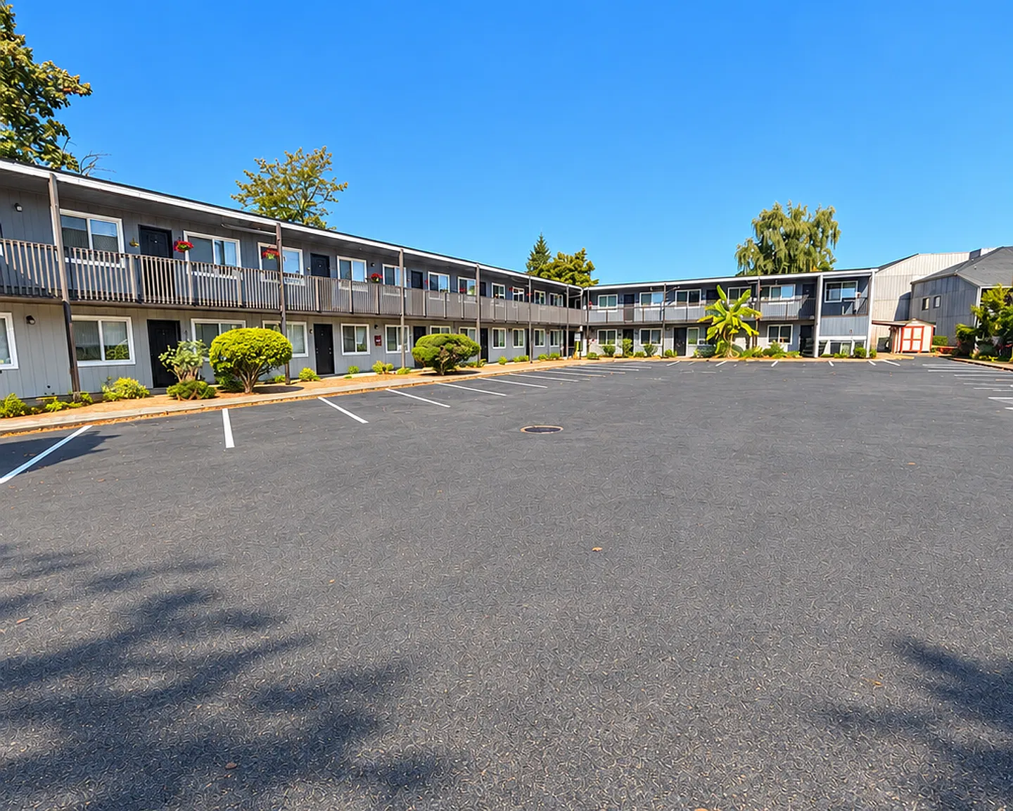 Spacious Two Bedroom Upper Level At Fourth Plain Court Apartments — Photo 4