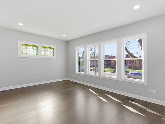 4th image of 5020 W Fletcher St